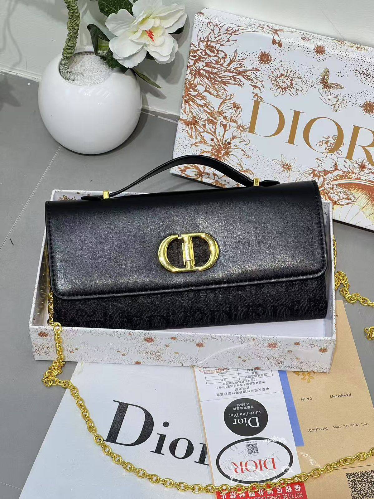 CHRISTIAN DIOR
ᴍᴏɴᴛᴀɪɢɴᴇ ʙᴀɢ
ᴄᴀɴᴠᴀs & ʟᴇᴀᴛʜᴇʀ ᴍᴀᴛᴇʀɪᴀʟ
ᴡɪᴛʜ ᴄʜᴀɪɴ
sɪᴢᴇ : 24 cm
ᴡɪᴛʜ BOX
🎁🎁🎁

65 dhs💚

Zain31
♥️♥️♥️