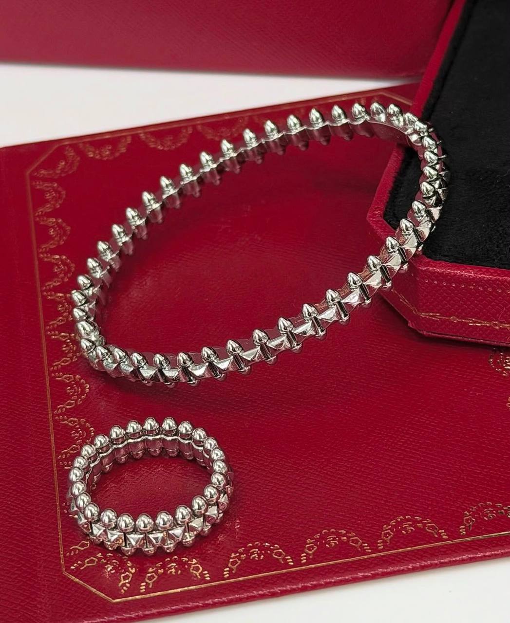 CARTIER ❤️‍🔥*
Bangle 💥
Ring 💍 available size👇
6,7,8,9
Master quality 💯
With normal boxes 🗃️ 
110 dhs💓
With master box 📦 
150 dhs💓

Zain216
♥️♥️♥️