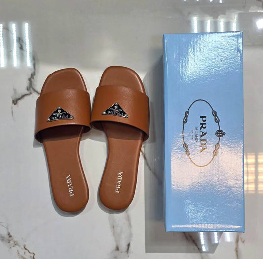 Prada
 with box ☑️ 
Sizes 36-40 
65 dhs🇦🇪🇦🇪

Zain232
♥️♥️♥️