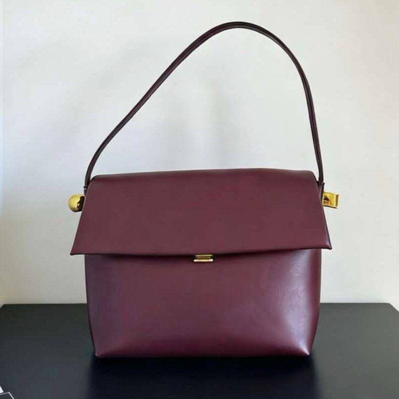 JACQUEMUS 
COPY ONE 
155 dhs✅

Zain17
♥️♥️♥️