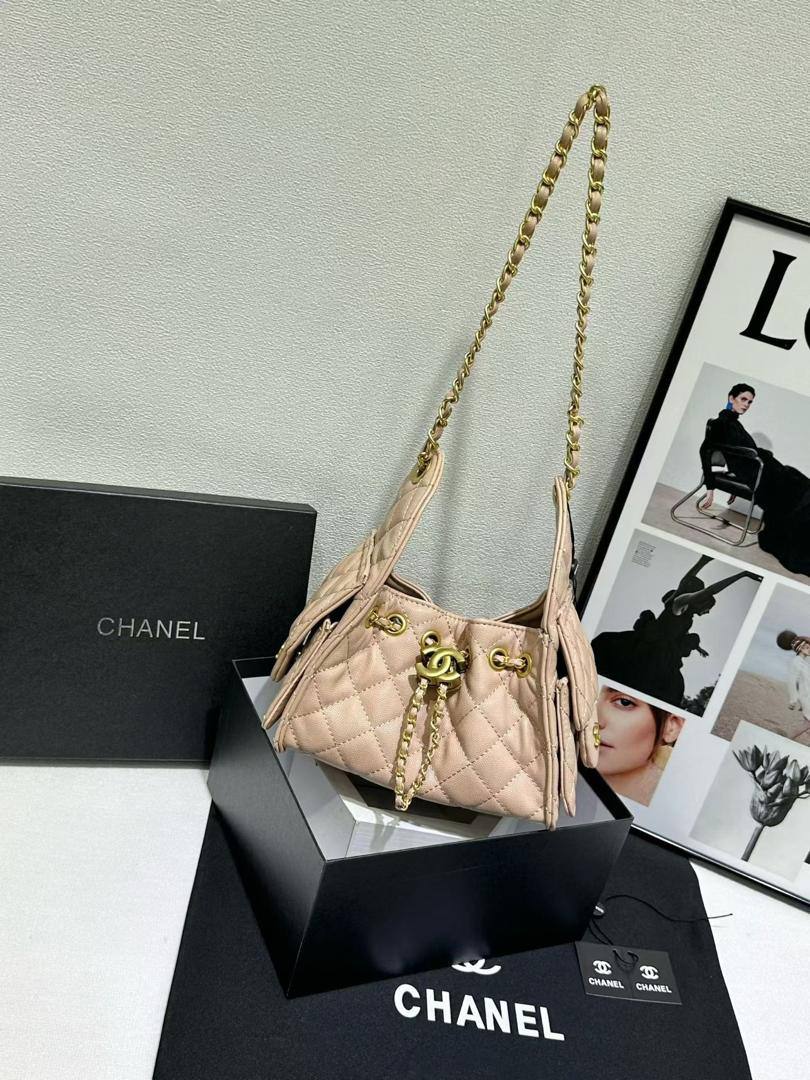 Chanel
110 dhs🇦🇪🇦🇪 
high quality 
with box 
22cm

Zain26
♥️♥️♥️