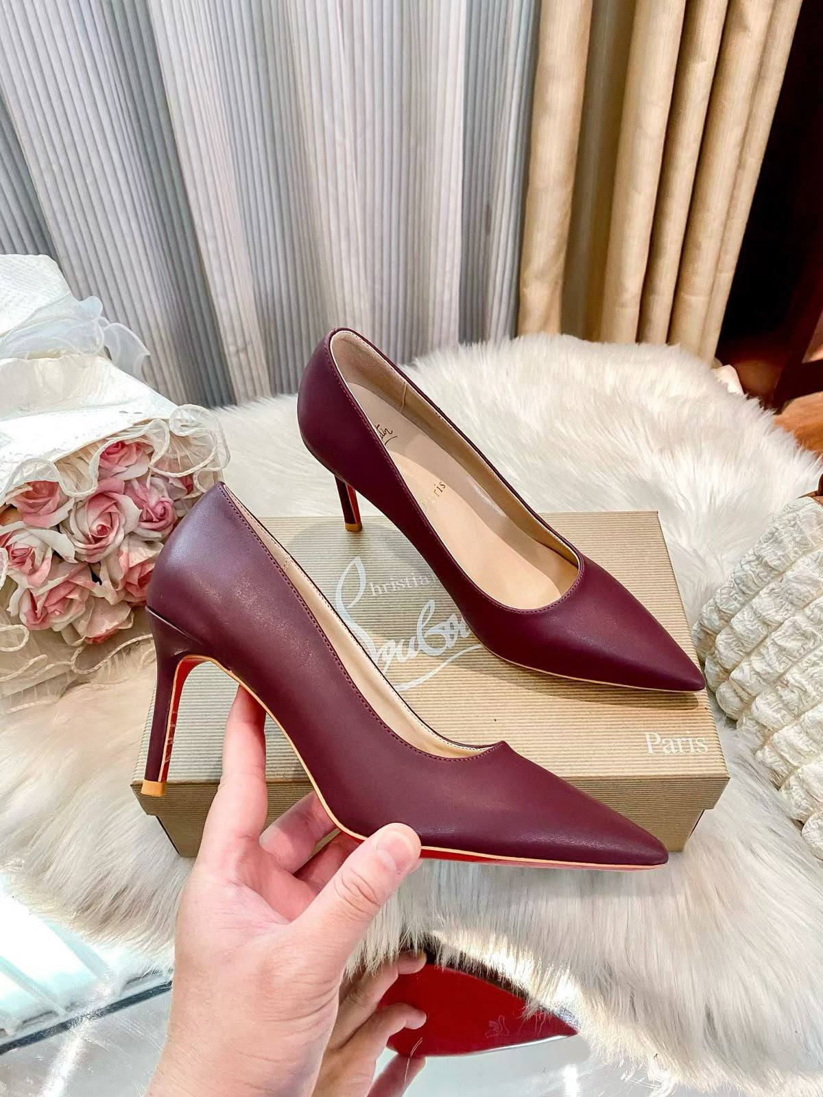 Loubotin Heels

Size 36-41
150 dhs🇦🇪🇦🇪

Zain183
♥️♥️♥️