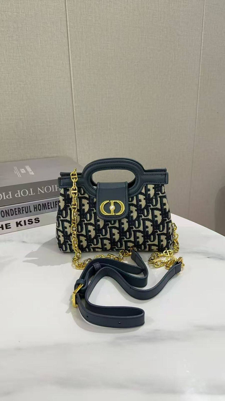 Dior

105 dhs❣️

with box 
🎁🎁🎁

20/14/8

Zain07
♥️♥️♥️