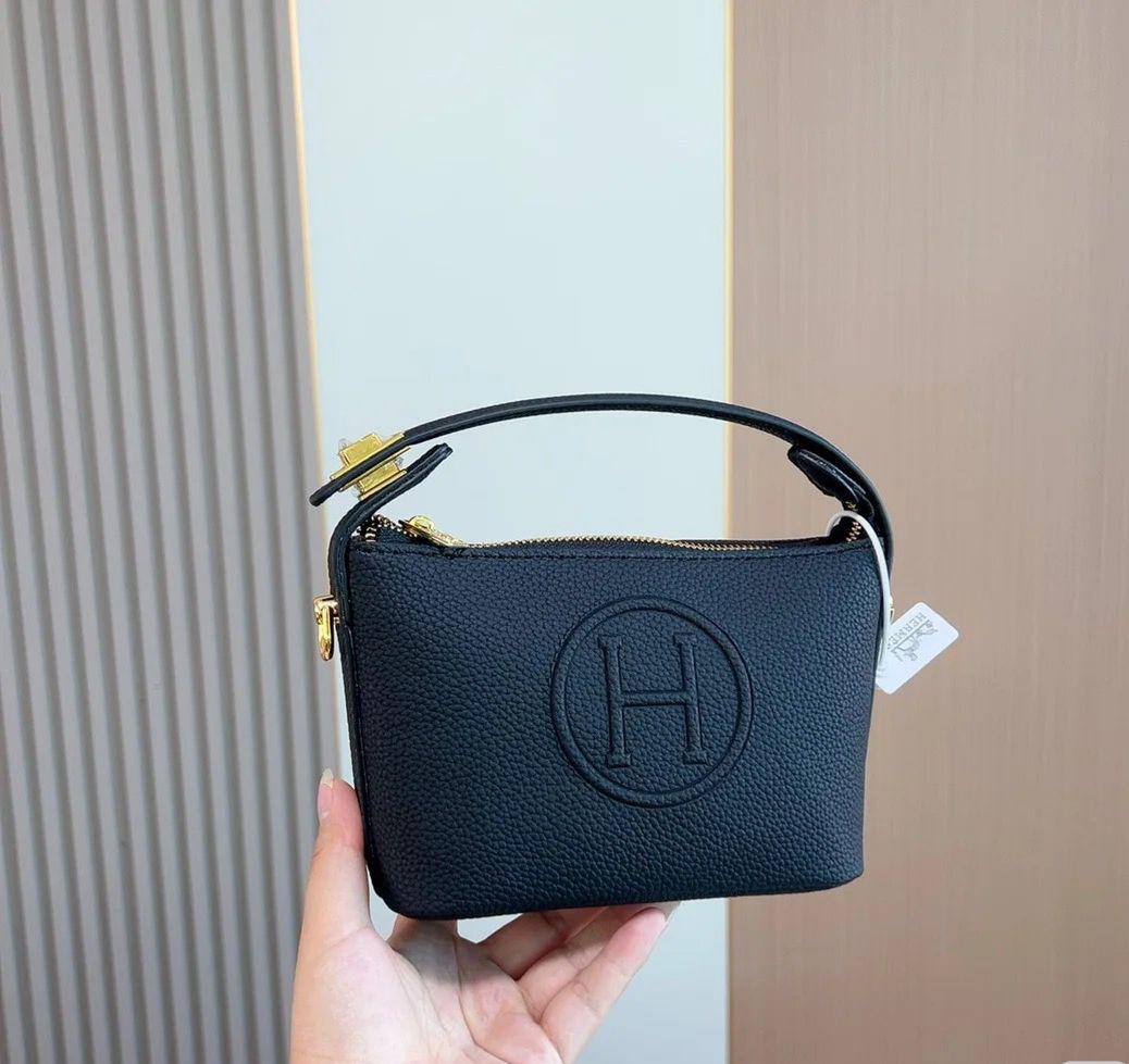 Hermes Brac
size : 17.5 * 13 * 8.5 cm
80 dhs🪙🖤

with box 🎁

Zain115
♥️♥️♥️