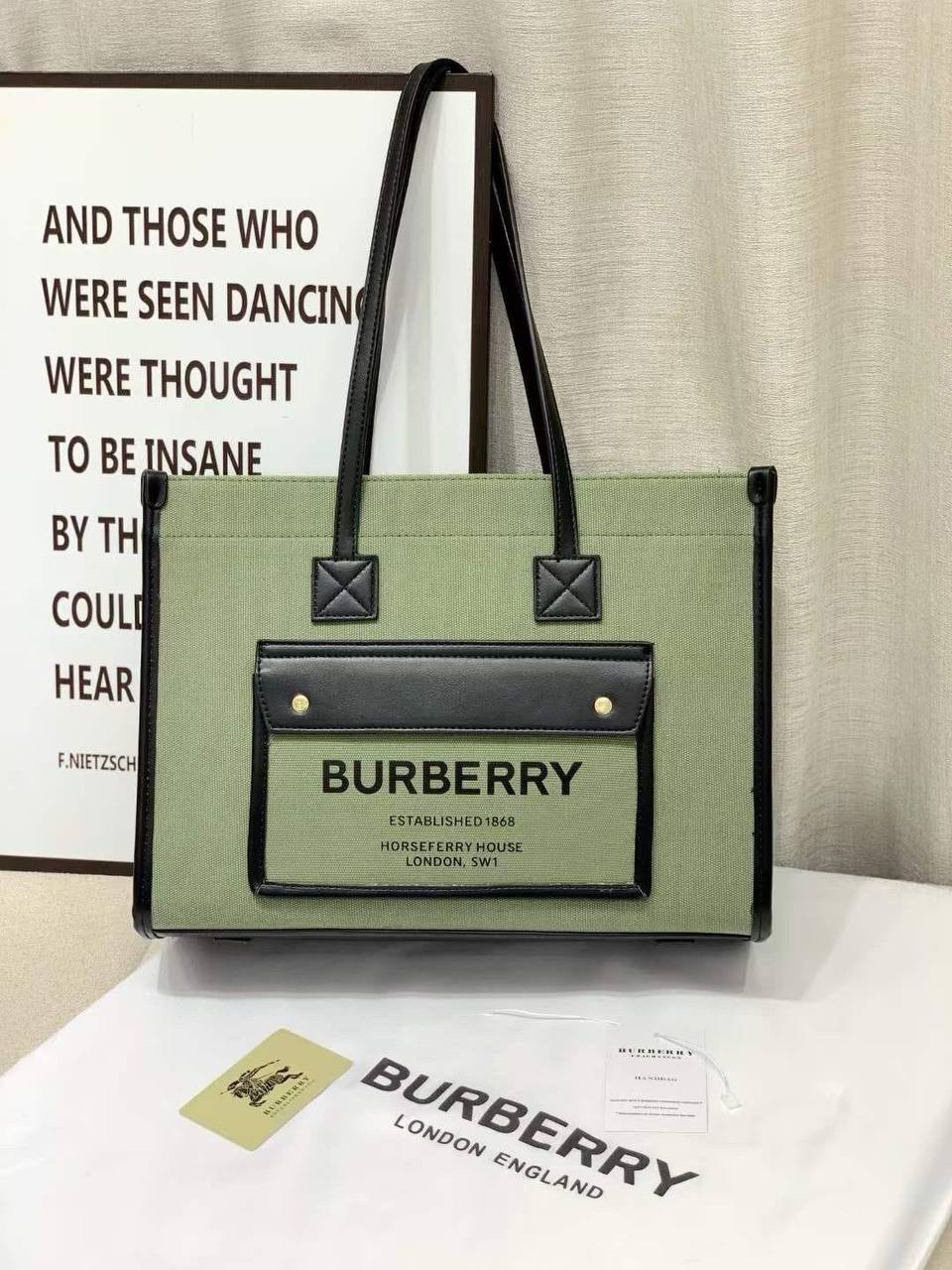 BURBERRY 
GOOD QUALITY 
110 dhs✅

Zain295
♥️♥️♥️