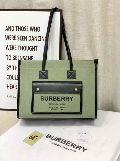 BURBERRY 
GOOD QUALITY 
110 dhs✅

Zain295
♥️♥️♥️