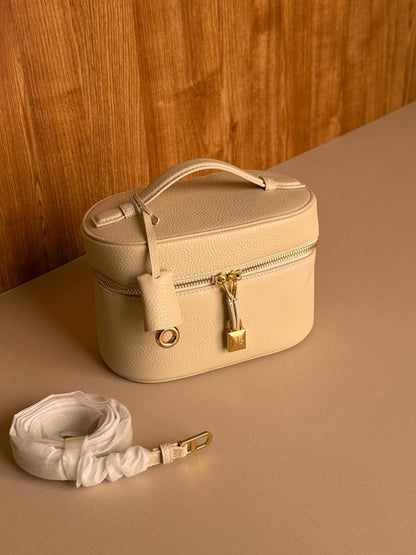 New Collection

 LORO PIANA

 MEKUP BAG 
21cm
330 dhs🇦🇪🇦🇪

Master quality 
With box🎁
Zain167
♥️♥️♥️