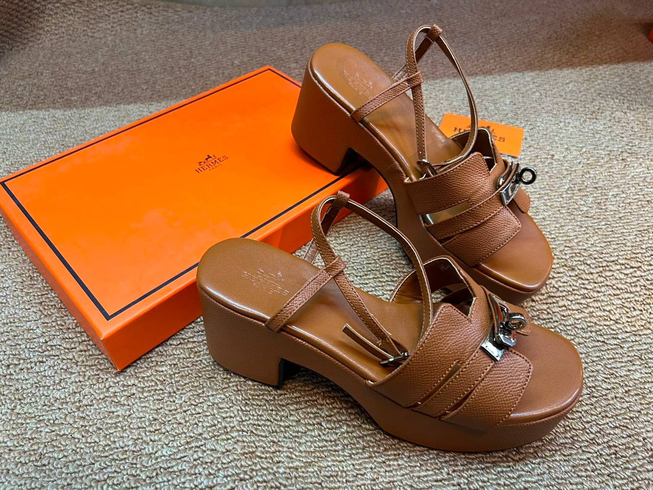Hermes ladies

36 to 41 

100 dhs🇦🇪🇦🇪🇦🇪

Zain236
♥️♥️♥️