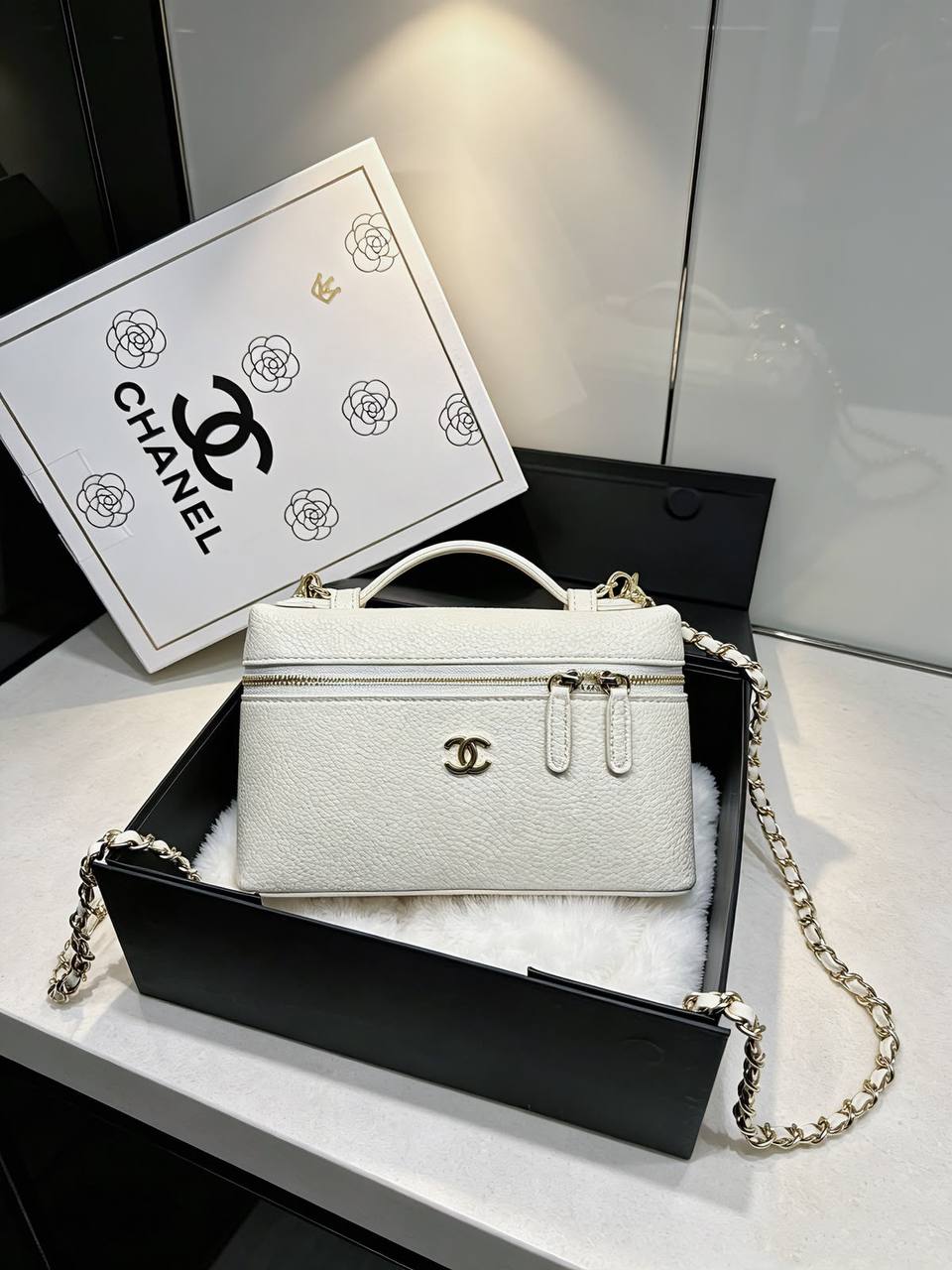 CHANEL 26 A 
 Super leather. 
Bag size :19*12 
240 dhs🇦🇪🇦🇪
with box

Zain38
♥️♥️♥️