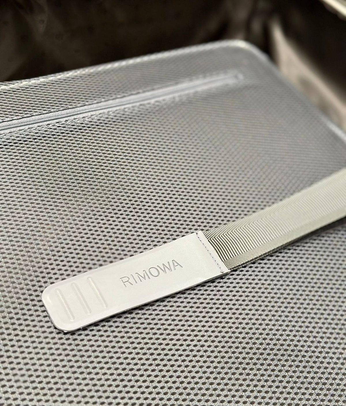 Rimowa
Super Master quality 

Small 790 dhs

Medium 890 dhs

Large 990 dhs 

Zain250
♥️♥️♥️