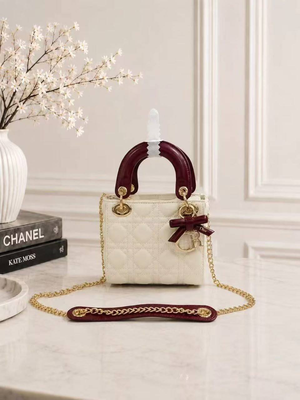 Dior
125 dhs🇦🇪🇦🇪

SIZE：17×9×14

Super good 
quality 

with box
Zain35
♥️♥️♥️