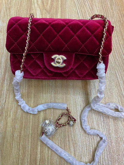 Chanel 
Velvet Flap Bag
Master quality
20cm 

with box
🎁🎁🎁

240 dhs🌺

Zain95
♥️♥️♥️