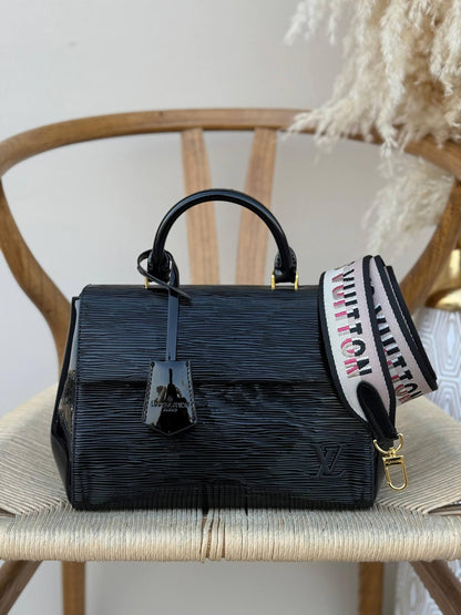 New collection✨✨✨
LV
26cm
370 dhs❣️
Top quality 
With box🎁

Zain167
♥️♥️♥️