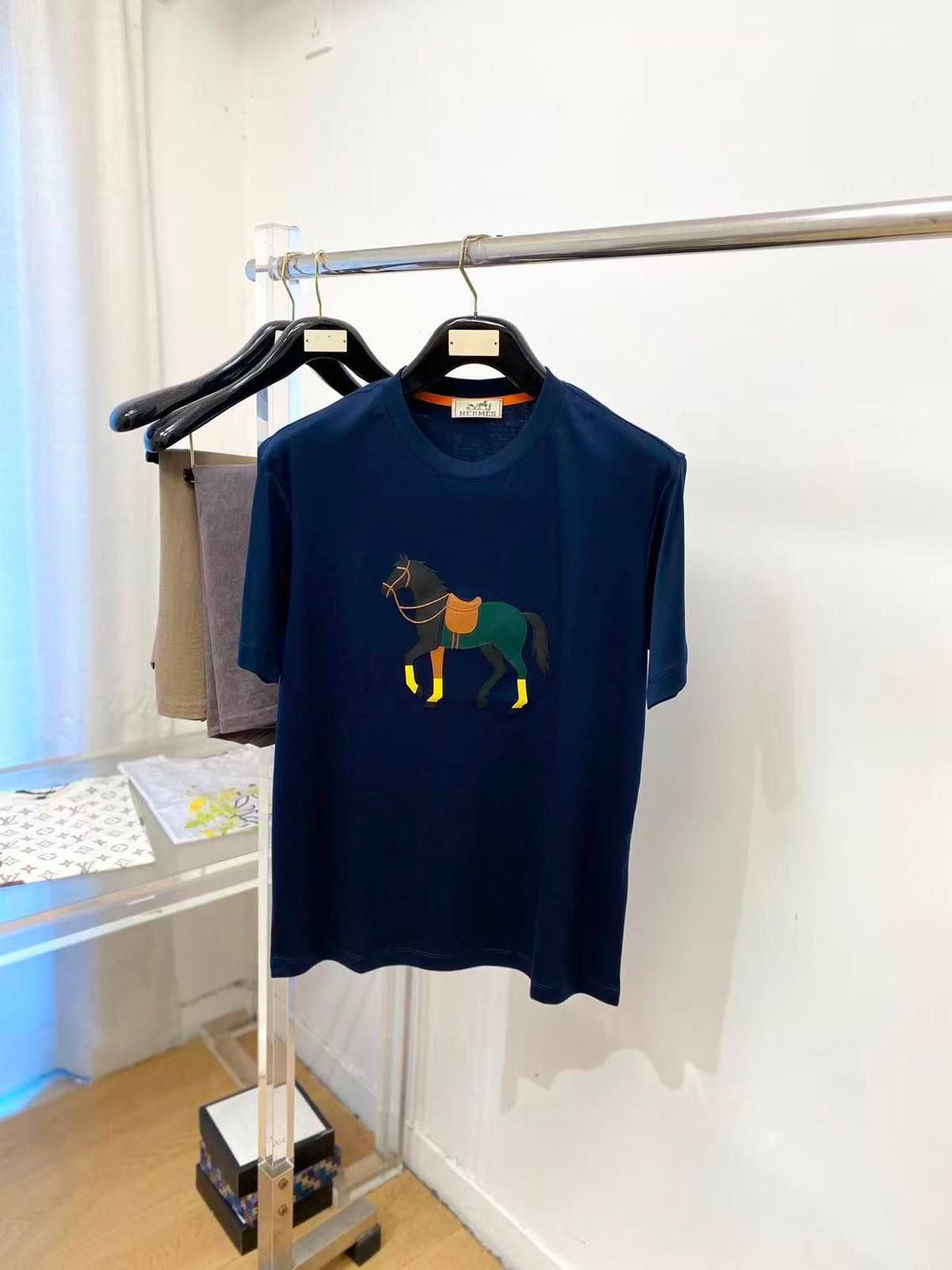 HERMES
Men’s Tshirt 
Master Quality 
SMLXLXXL 
300 dhs✅

Zain276
♥️♥️♥️