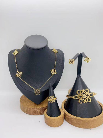 *Stainless steel SET 💯*
Necklace ❤️‍🩹
Earring 🍁
Breslat ❣️
Ring 💍 free size
With normal boxes 📦 
And paper bag 🛍️
45 dhs🪙🌨️

Zain216
♥️♥️♥️