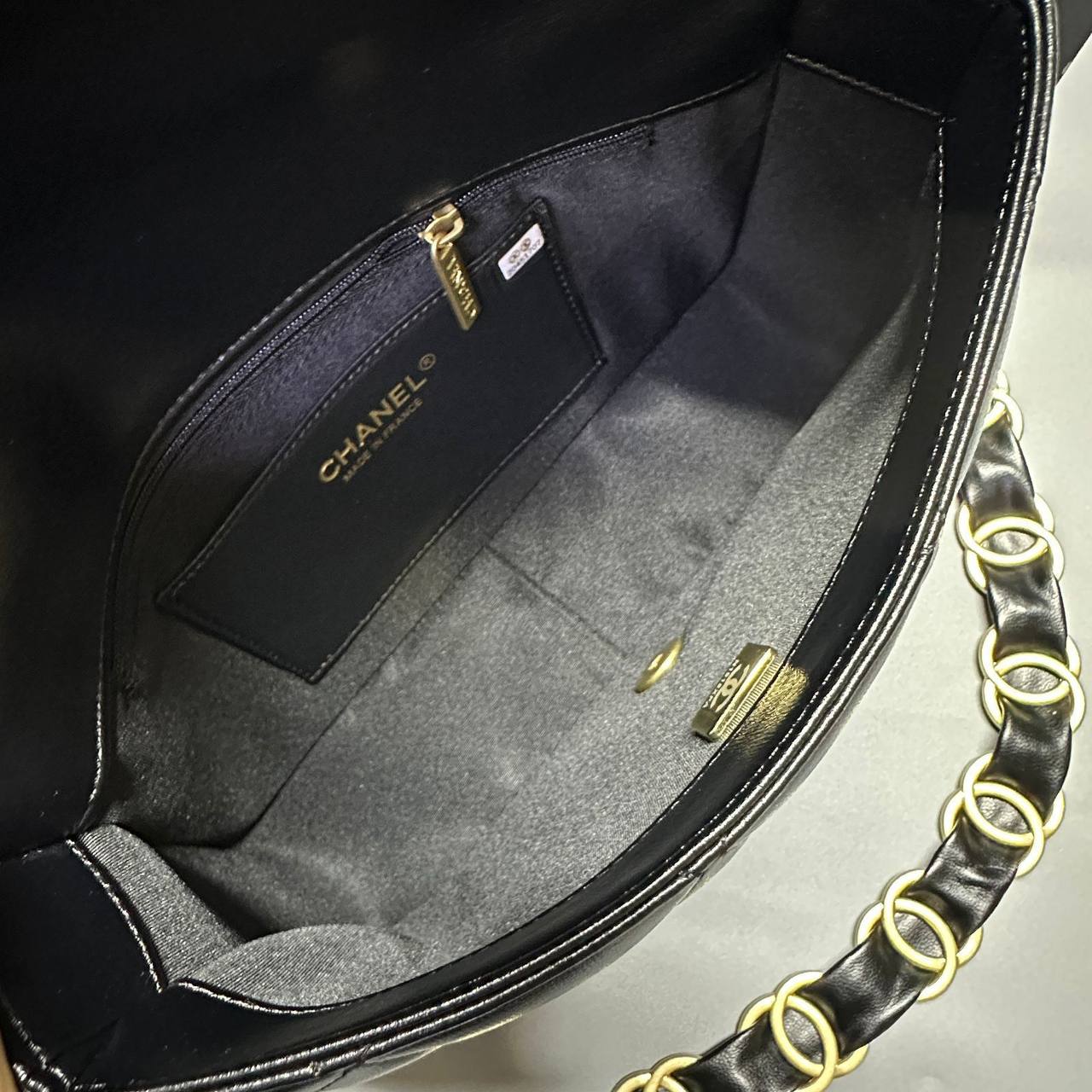 CHANEL 
COPY ONE 
WITH DOUBLE BOX ……🎁(leather) 
BIG SIZE 240 DHS✅
SMALL SIZE 230 DHS✅

Zain39
♥️♥️♥️