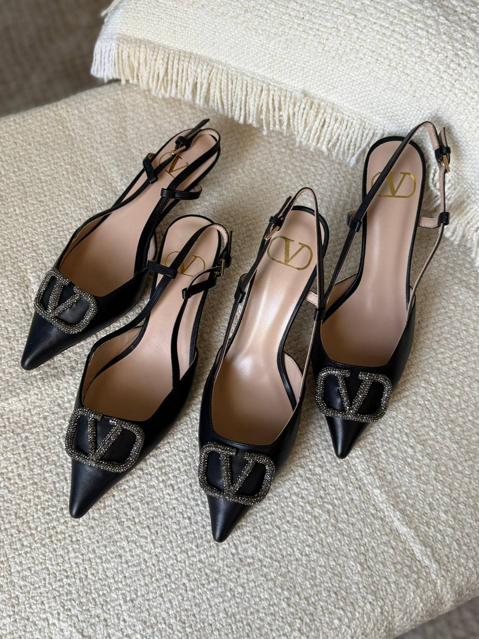 VLentino
AAA Quality
Size 36 to 41
430 dhs✅

Zain288
♥️♥️♥️