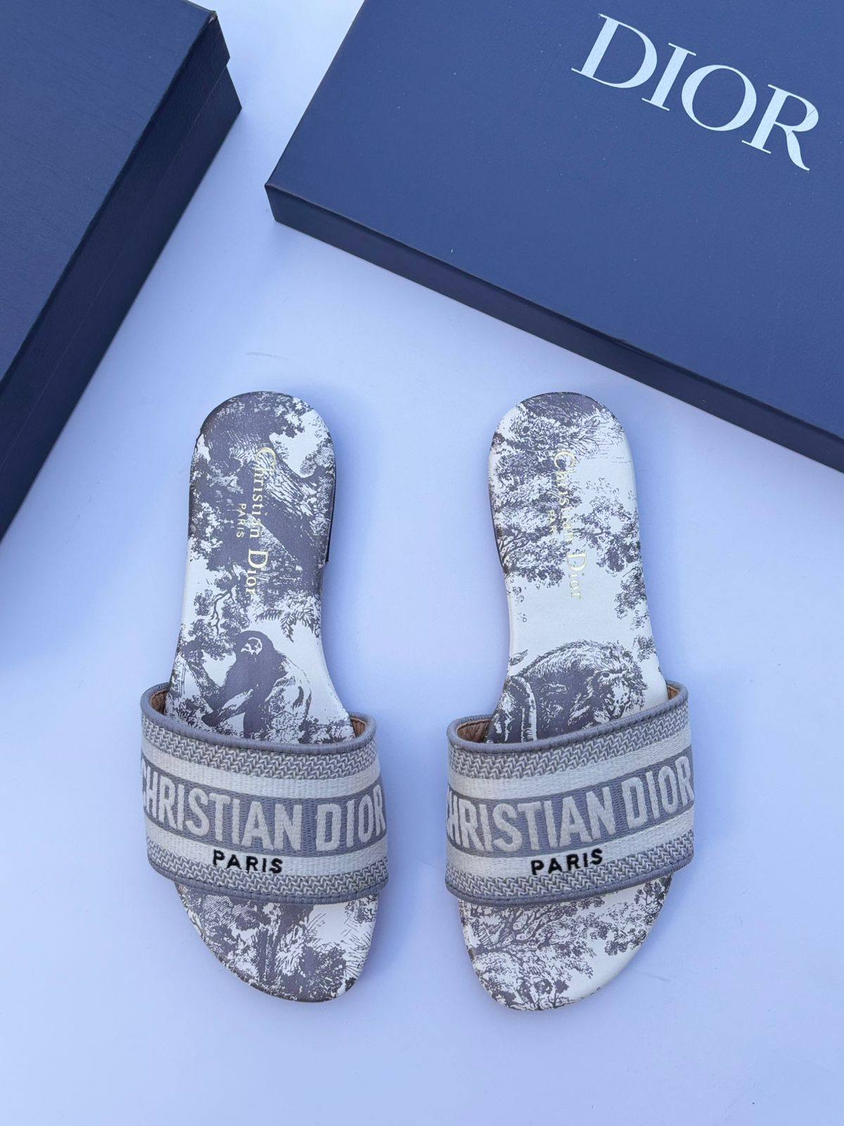Dior slipper

95 dhs❣️
Size 36-42

Zain55
♥️♥️♥️