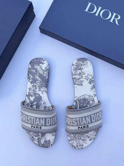 Dior slipper

95 dhs❣️
Size 36-42

Zain55
♥️♥️♥️