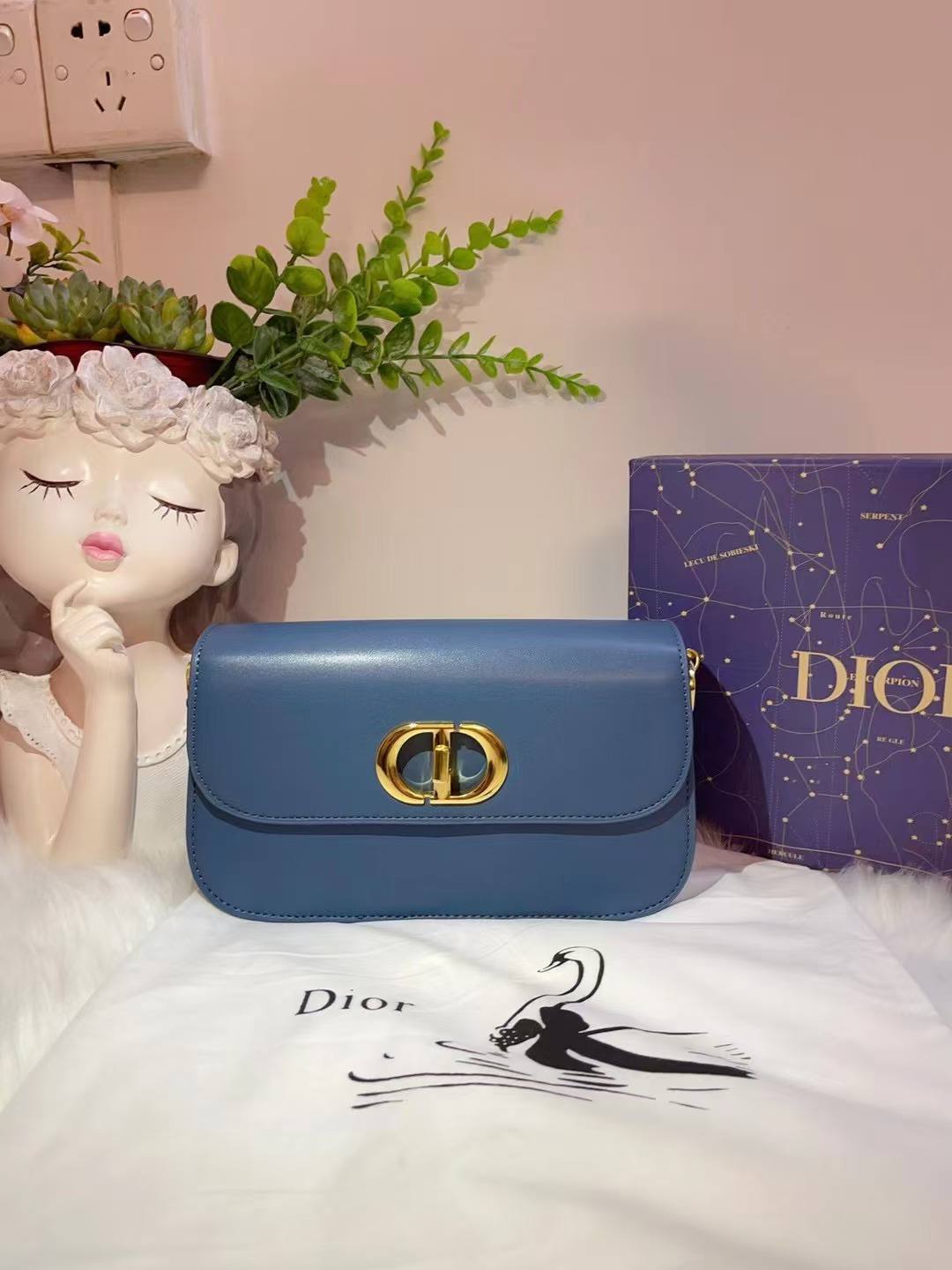 Dior

best quality 
with box

95 dhs🇦🇪🇦🇪
size23CM

Zain290
♥️♥️♥️