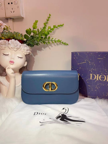 Dior

best quality 
with box

95 dhs🇦🇪🇦🇪
size23CM

Zain290
♥️♥️♥️