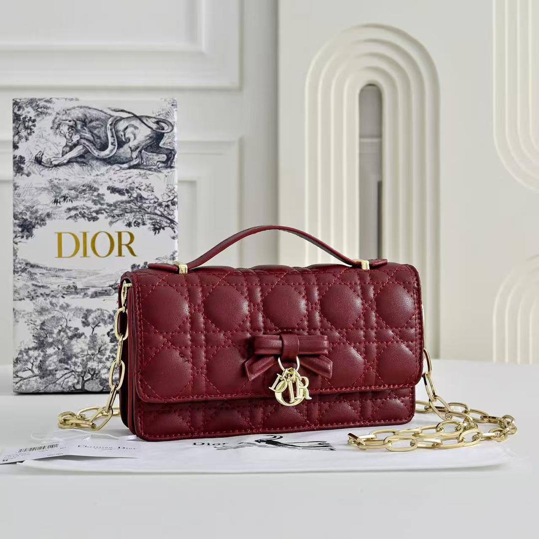 Dior
110 dhs🇦🇪🇦🇪
with box
size 21.5cm

Zain26
♥️♥️♥️