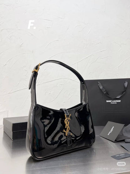 YSL
with box
🎁🎁🎁

Size:25cm 
95 dhs✅

Zain114
♥️♥️♥️