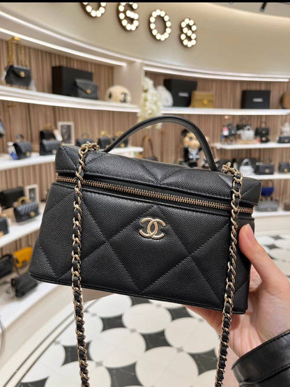 Chanel
100 dhs✅
Size：19cm
Good-quality with box

Zain35
♥️♥️♥️