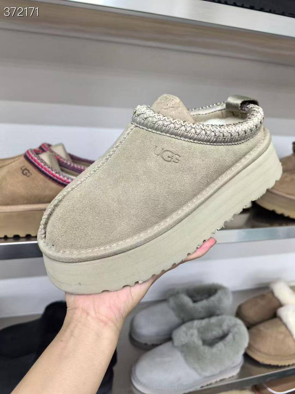 UGG
size 36-42 
115 dhs❣️

Zain132
♥️♥️♥️