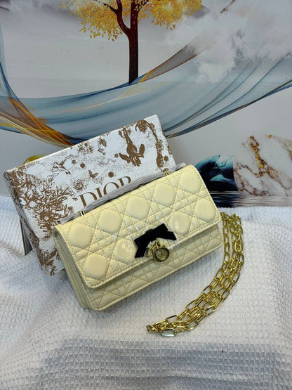 DIOR 😇

BEST QUALITY

 WITH BOXS 
🎁🎁🎁

120 dhs✅

SIZE 21 CM

Zain290
♥️♥️♥️