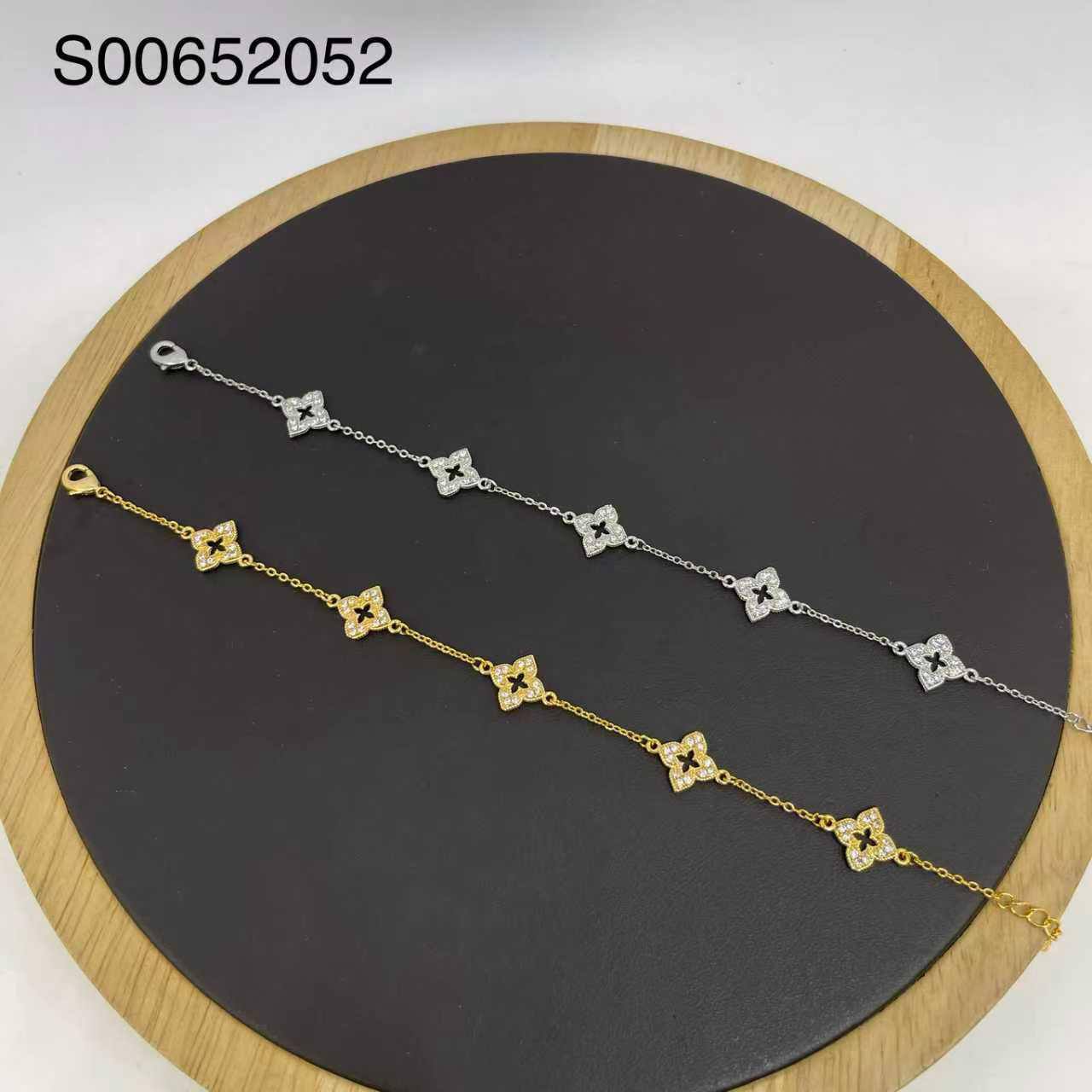 Bracelet 🌊*
Good quality 💯
With black boxes 🗃️ 
30 dhs🪙🌨️
With brand boxes 📦 
And paper bag 🛍️
35 dhs🪙🌨️

Zain216
♥️♥️♥️