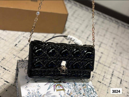 Dior
100 dhs✅
with box
🎁🎁🎁

size 21×4×12cm

Zain42
♥️♥️♥️