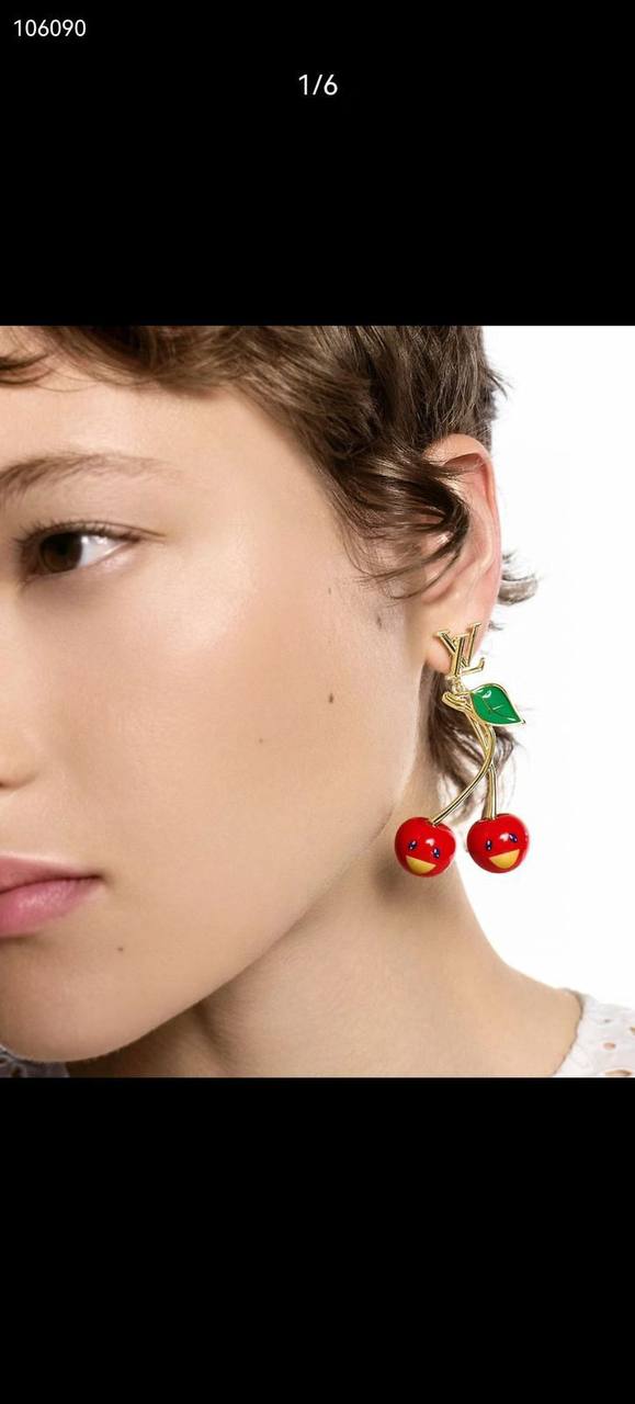 LV
Necklace ,Bracelet & Earing 
*Master*
170 dhs🪙
With Normal box 🎁

Zain263
♥️♥️♥️