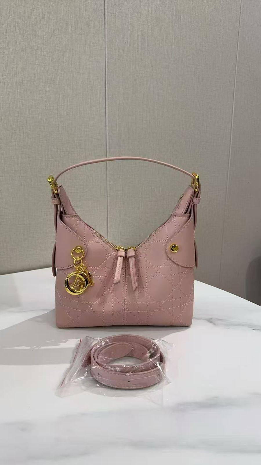 Dior
115 dhs❣️
with box
🎁🎁🎁

27/23/12

Zain07
♥️♥️♥️