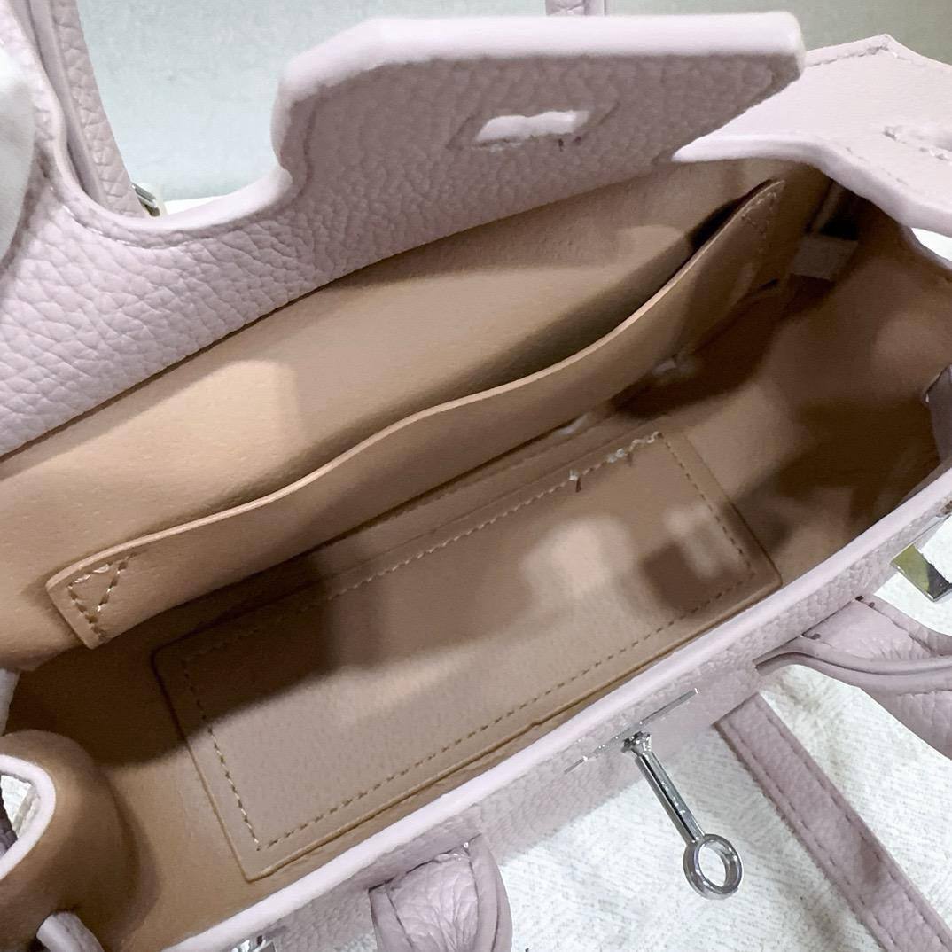 Hermes

22*12*7cm
70 dhs🇦🇪🇦🇪

Zain17
♥️♥️♥️