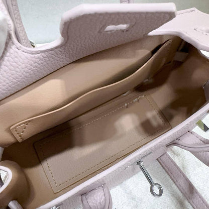 Hermes

22*12*7cm
70 dhs🇦🇪🇦🇪

Zain17
♥️♥️♥️