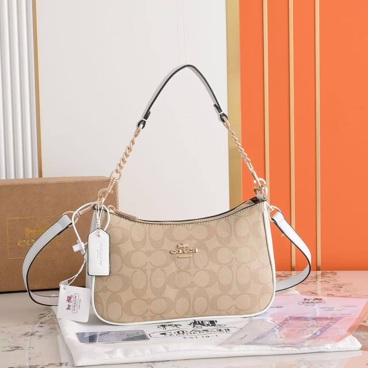 Coach
90 Dhs✅
With box
size 24×7×14cm

Zain42
♥️♥️♥️