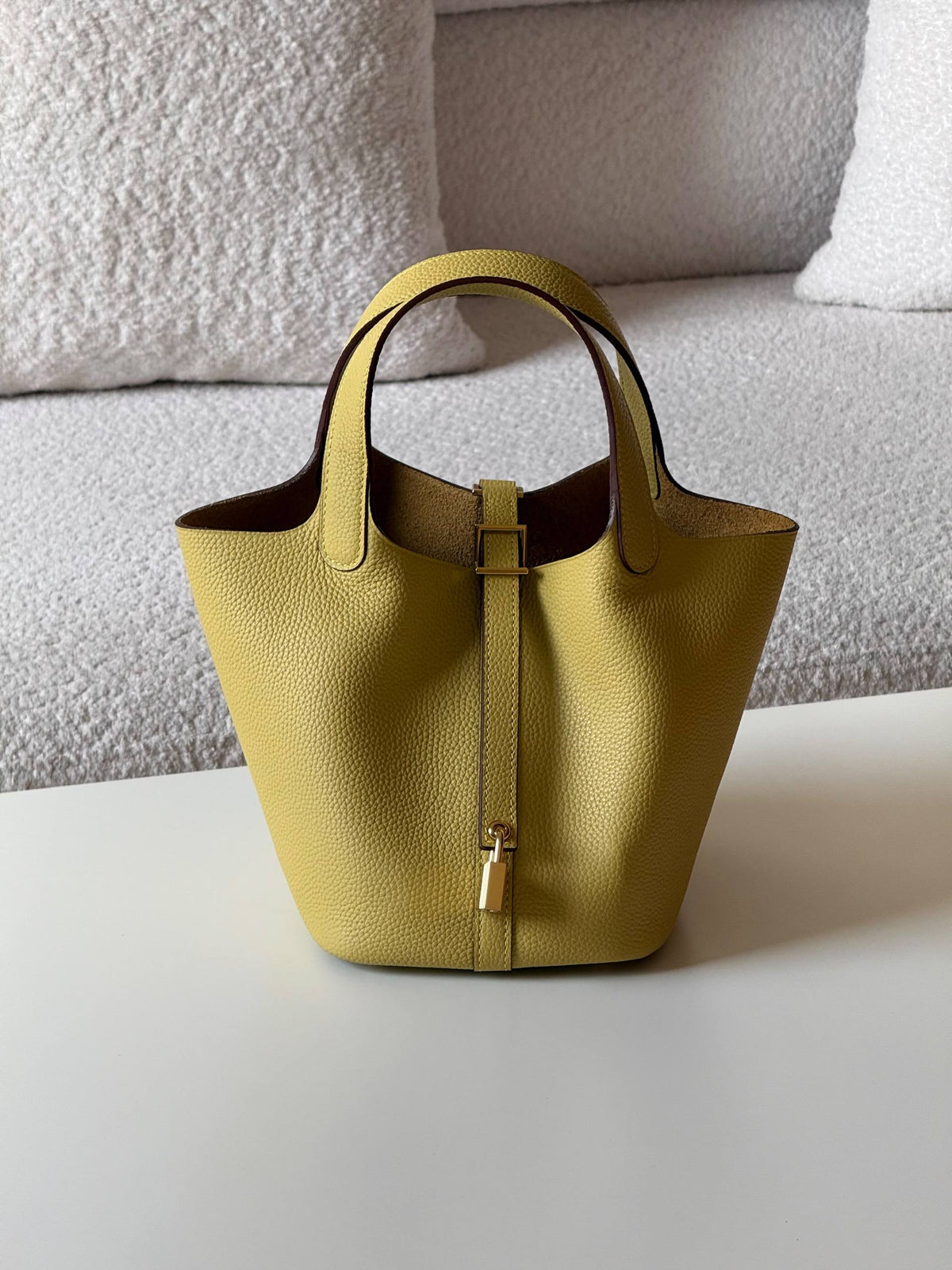 Hermes

18cm
supermaster quality

with box 📦 
380 dhs🇦🇪🇦🇪

Zain52
♥️♥️♥️