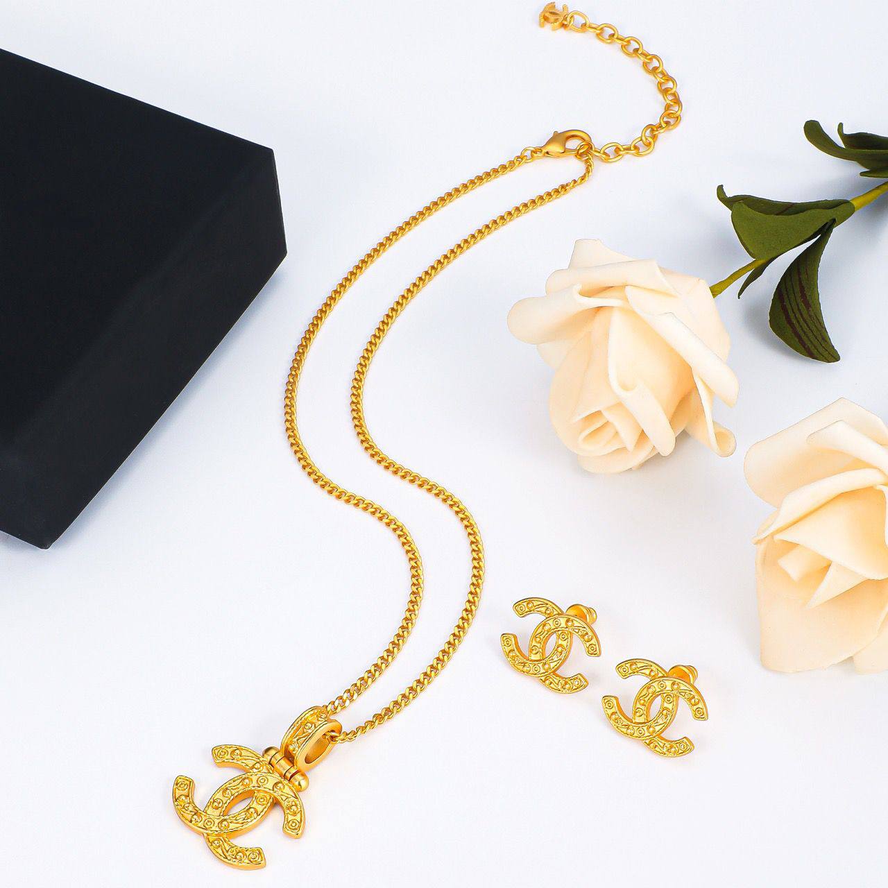 Versace - Chanel
SET✨💫
NECKLACE
EARRING
WITH BOX AND PAPER BAG🛍️🎁
105 DHS👑

Zain89
♥️♥️♥️