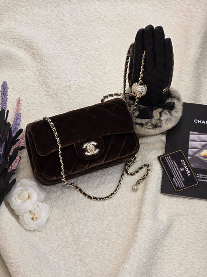 Chanel
21. 20. Cm.  
With. Nice. Backing.  
230 dhs❤️

Zain131
♥️♥️♥️