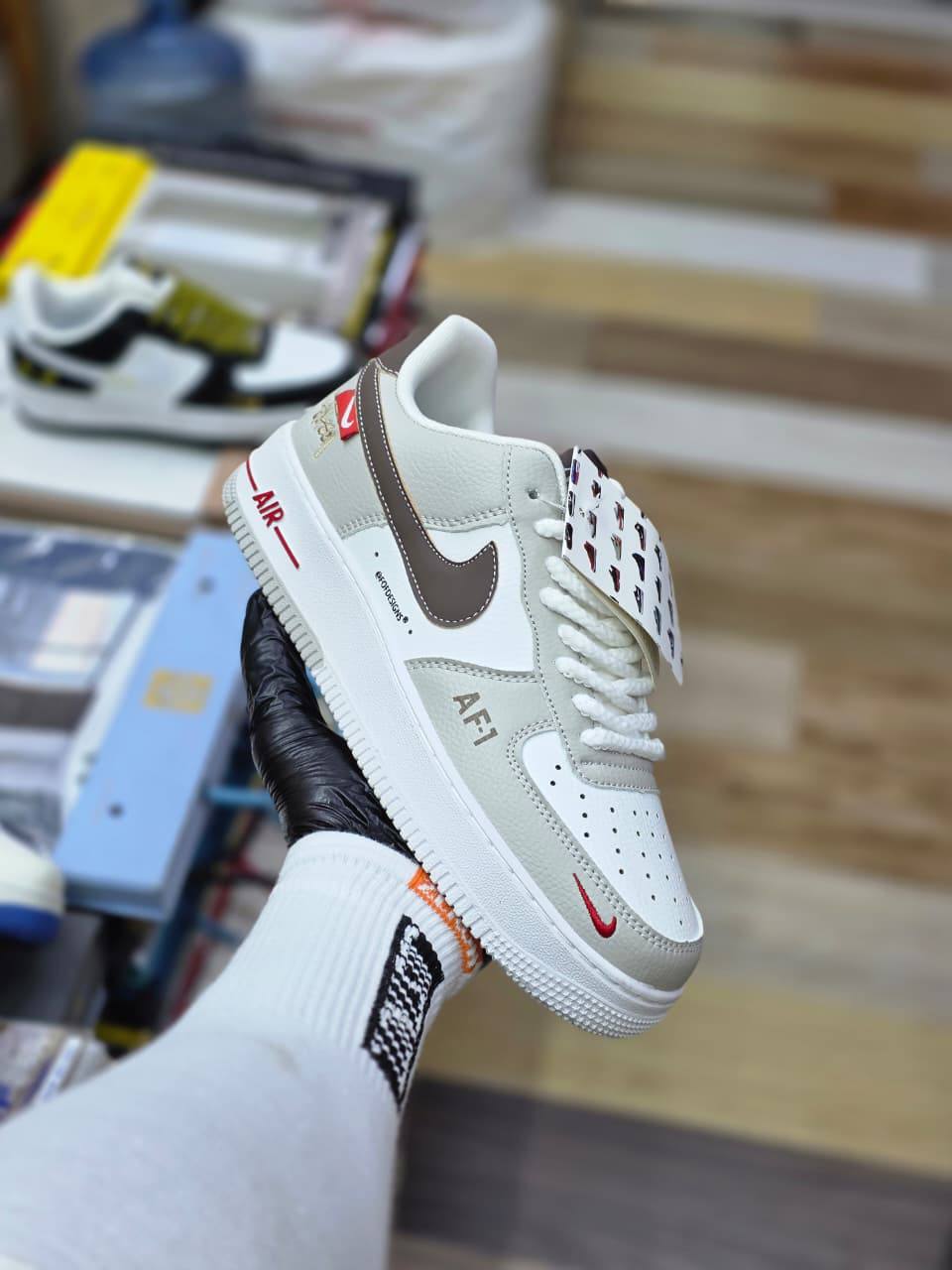NIKE
Size 40 to 44 
100 dhs✅

Zain27
♥️♥️♥️