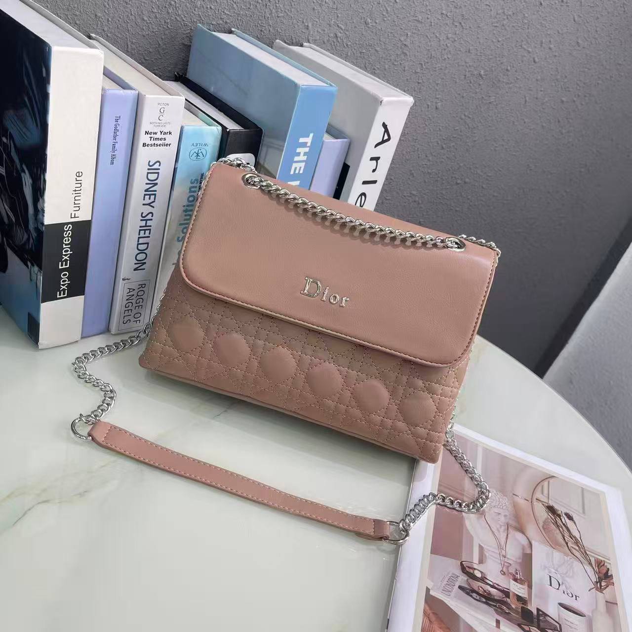 Dior 
good quality
95 dhs✅

Zain278
♥️♥️♥️