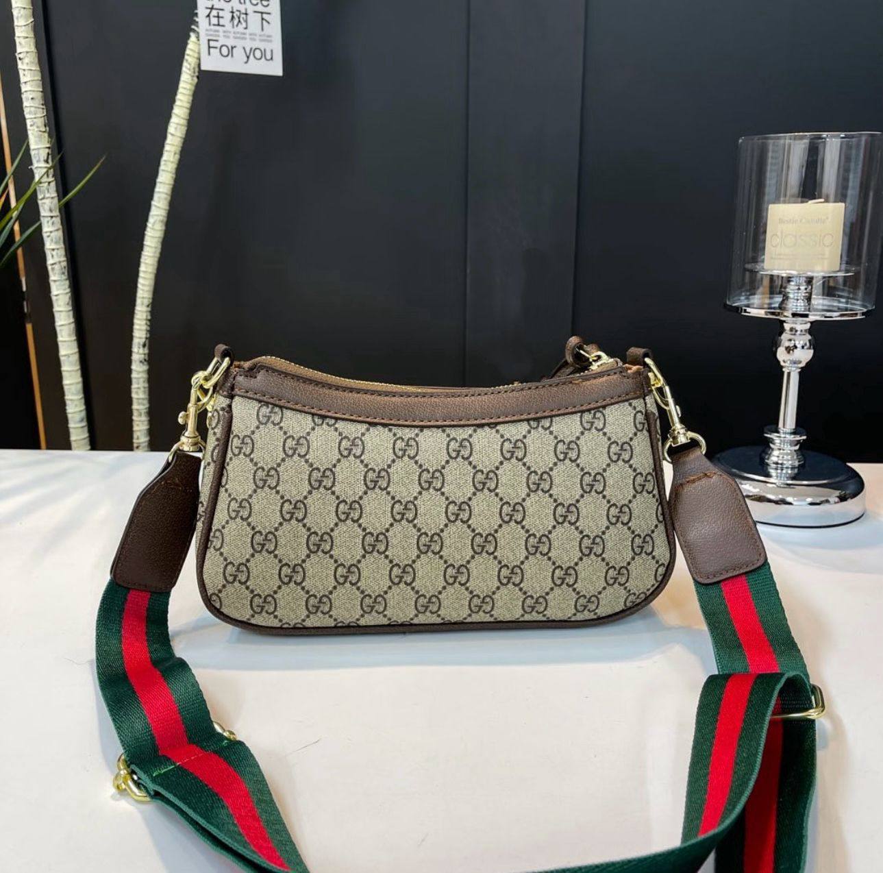 GUCCI 
NEW CAME GOOD QUALITY 
WITH BOX
🎁🎁🎁

90 dhs❣️
SIZE: 25cm

Zain39
♥️♥️♥️