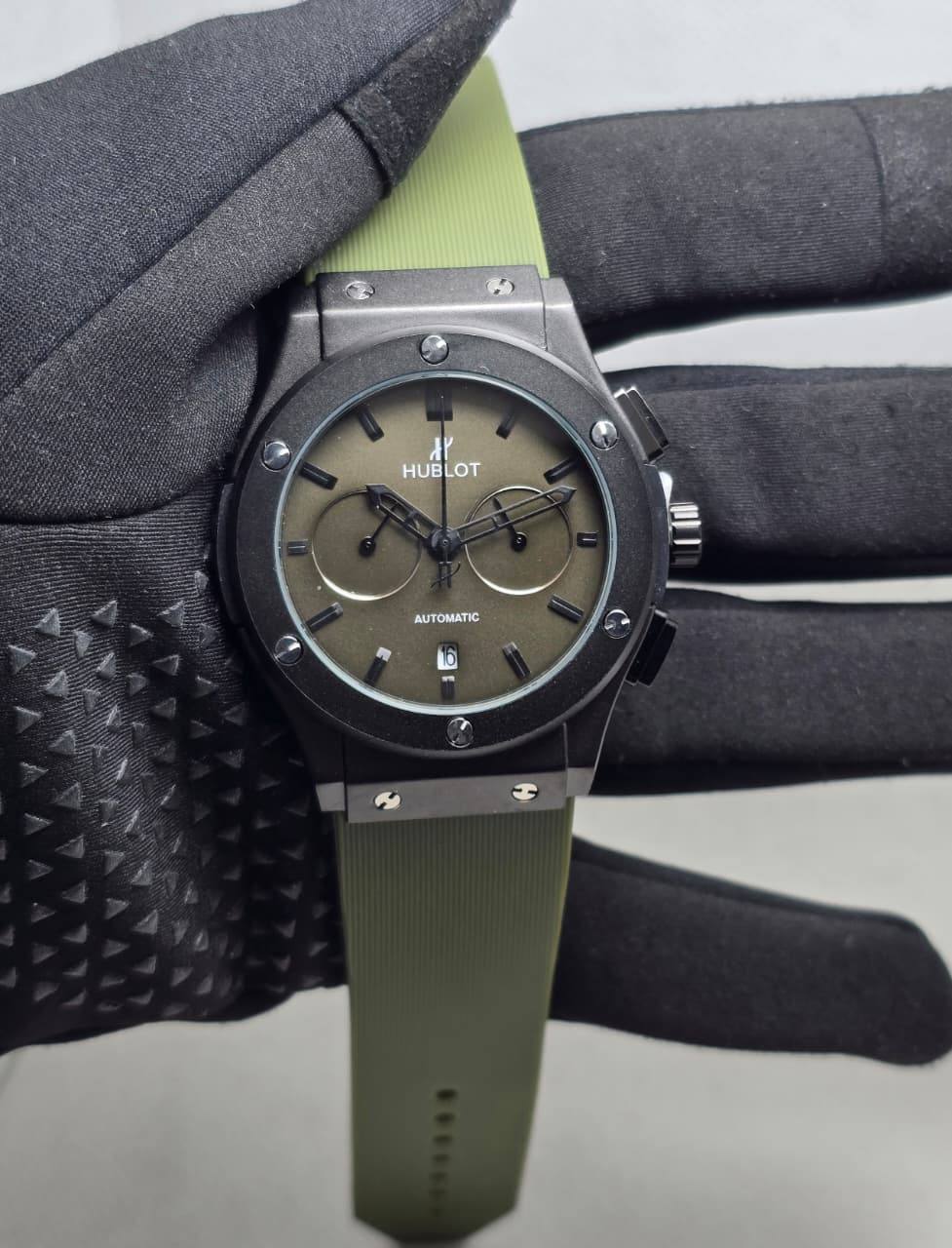 Hublot Men
*Chronograph working*
90 dhs🪙💕

Zain29
♥️♥️♥️