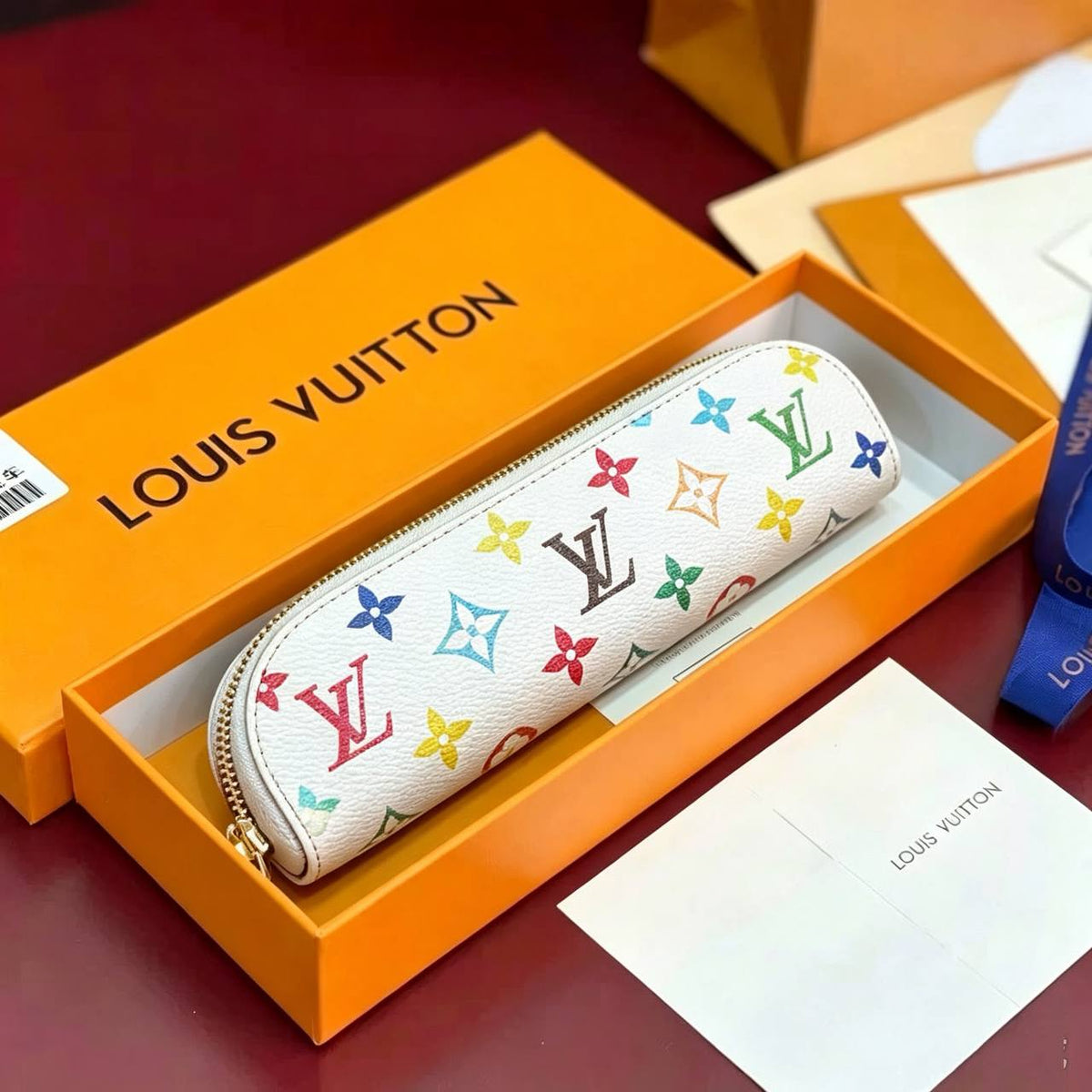 LOUIS VUITTON 

PEN BAG 

NEW CAME 
GOOD QUALITY 
WITH BOX 

55 dhs🇦🇪🇦🇪

Zain295
♥️♥️♥️