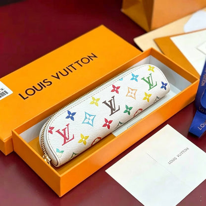 LOUIS VUITTON 

PEN BAG 

NEW CAME 
GOOD QUALITY 
WITH BOX 

55 dhs🇦🇪🇦🇪

Zain295
♥️♥️♥️
