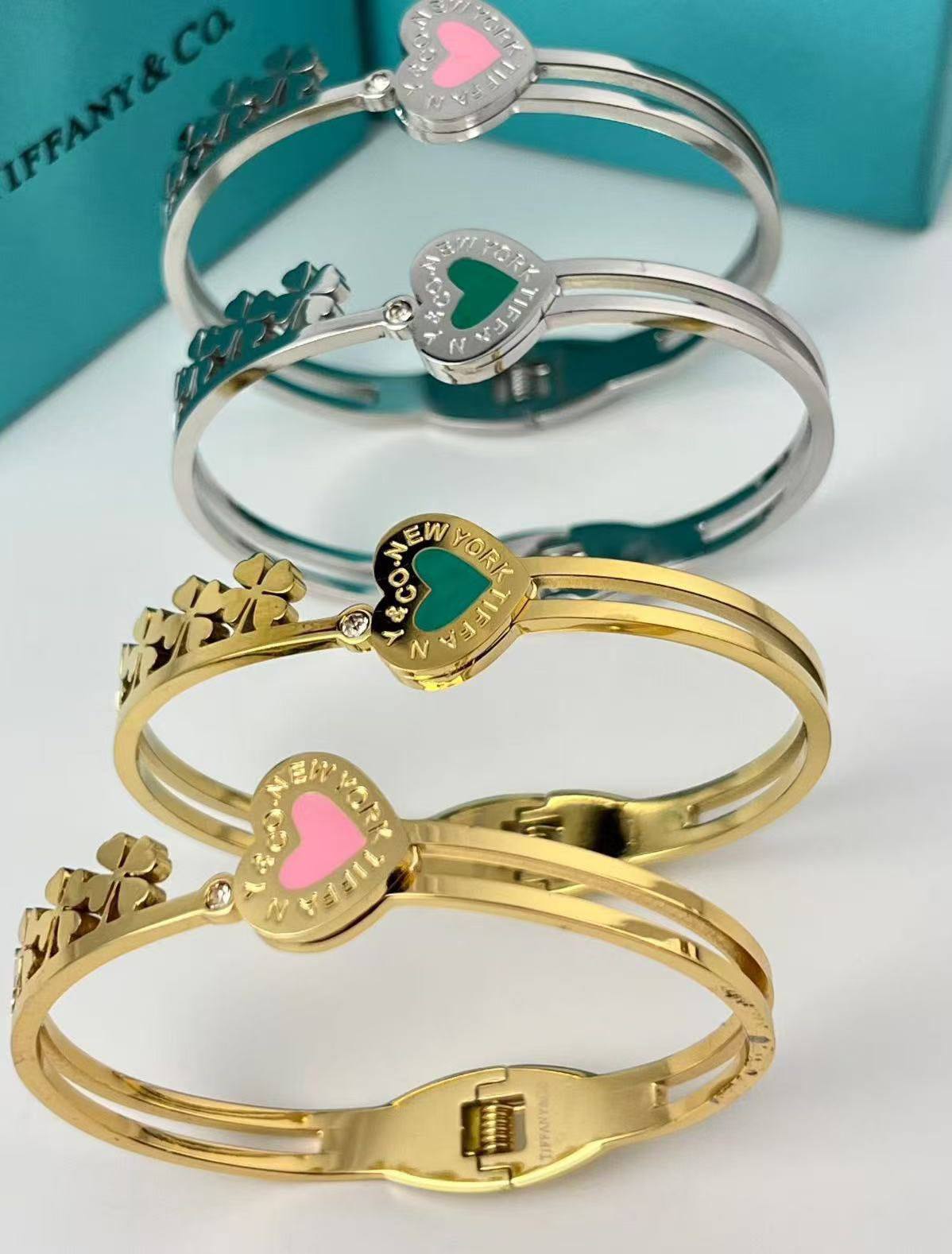 Bangle 🌊*
Stainless steel 💯
Non tarnish 💥
With black boxes 🗃️ 
20 dhs🪙🌨️
With normal boxes 📦 
And paper bag 🛍️
30 dhs🪙🌨️

Zain216
♥️♥️♥️