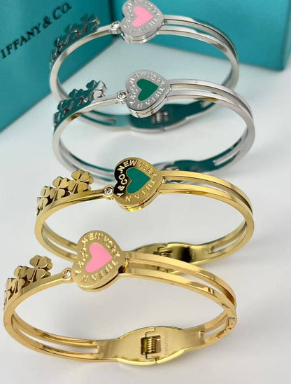 Bangle 🌊*
Stainless steel 💯
Non tarnish 💥
With black boxes 🗃️ 
20 dhs🪙🌨️
With normal boxes 📦 
And paper bag 🛍️
30 dhs🪙🌨️

Zain216
♥️♥️♥️