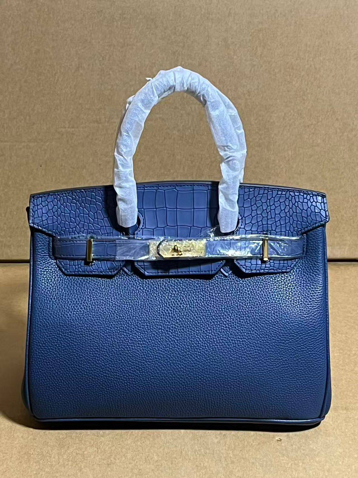 Hermes
 size 30 cm 
120 dhs❣️

Zain278
♥️♥️♥️