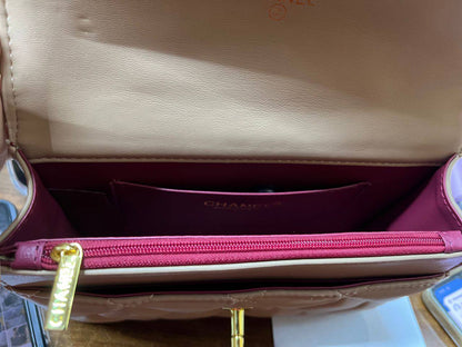Chanel 

90 dhs🪙🌨️

with box
🎁🎁🎁

size 20×5×14

Zain23
♥️♥️♥️